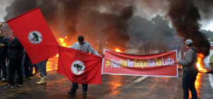 Manifestantes bloqueiam a rodovia RS-040, em Viamão (RS)