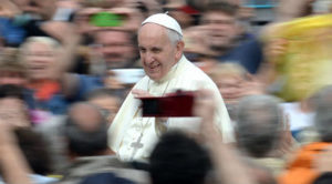 Papa Francisco saúda a multidão na praça São Pedro (Vaticano)
