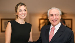 Marcela Temer posa para foto ao lado do marido, em março de 2015