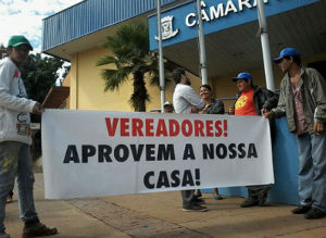 Manifestantes durante protesto neste mês para aprovar dinheiro de desfavelização - Foto: Kleber Clajus / Correio do Estado