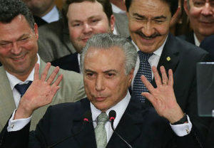 O presidente interino Michel Temer, acena durante a cerimônia de posse dos ministros de seu governo. Foto: Lula Marques/Agência PT