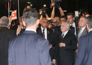Temer vai ao Congresso levar nova meta fiscal e é recebido com protestos
