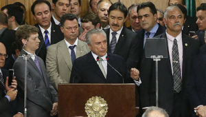 Após assumir presidência interina, Temer discursa e empossa ministros