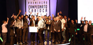 Eurico e jogadores do Vasco gritam o "casaca" na premiação do Campeonato Carioca