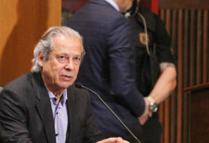 O ex-ministro José Dirceu durante depoimento à CPI da Petrobras em 2015