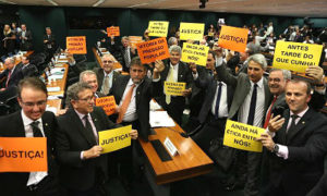 Deputados comemoram o resultado da votação do Conselho de Ética que aprovou parecer que pede a cassação de Eduardo Cunha - Jorge William / Agência O Globo
