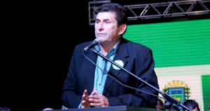 Presidente da Assomasul, Toninho da Cofapi, durante discurso em ato de  assinatura de convênios