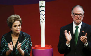 Nuzman (dir.) e a a presidente Dilma Roussef durante a apresentação do trajeto da tocha olímpica