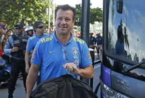 Dunga só seguirá na seleção se a CBF não conseguir uma solução razoável para a equipe olímpica