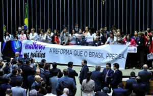 A PEC garante participação mínima para mulheres e homens