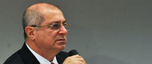 Um mandado de busca e apreensão está sendo cumprido na casa da senadora Gleisi Hoffmann, em Curitiba