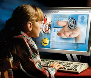 A tecnologia que conecta pessoas por meio da internet e suas redes sociais pode causar dor de cabeça aos pais, professores e pedagogos