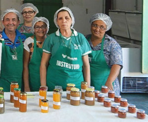 Os alunos aprenderam ainda sobre o processo de esterilização de vidros