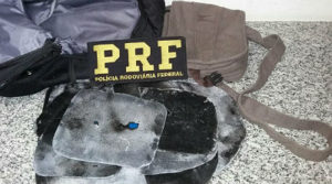 A peruana foi detida com 1,8 kg de cocaína em duas bolsas