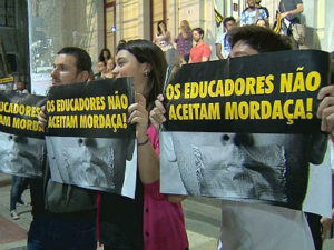 O projeto pretende acabar com a doutrinação ideológica nas escolas