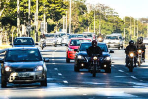  Motorista flagrado com as luzes apagadas será multado em R$ 85,13, por infração leve, e terá quatro pontos na carteira de habilitação José Cruz/Agência Brasil