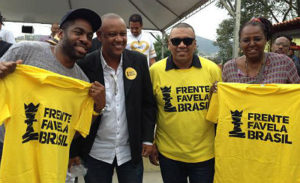 O ator Lázaro Ramos e os ativistas Celso Athayde, Preto Zezé e Eliana Custódio durante o lançamento do Frente Favela Brasil, no Morro da ProvidênciaAkemi Nitahara/Agência Brasil 
