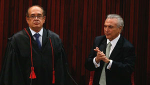 Gilmar Mendes ao tomar posse do cargo de presidente do TSE (Tribunal Superior Eleitoral), ao lado do presidente interino, Michel Temer