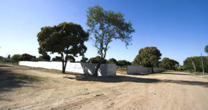 Local já foi cercado e limpo para o início da obra (Foto: Clóvis Neto)