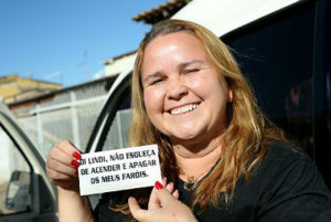 Lindi Silva fez adesivos para lembrar de acender e apagar o farol de seu carro. Wilson Dias/Agência Brasil