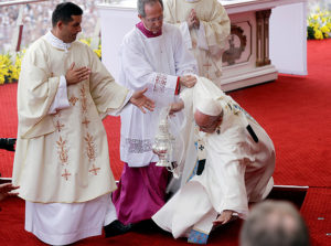 Papa Francisco cai em templo em Czestochowa, na Polônia, nesta quinta (28)