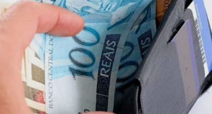 O benefício é pago aos trabalhadores que receberam, em média, até dois salários mínimos por mês em 2014