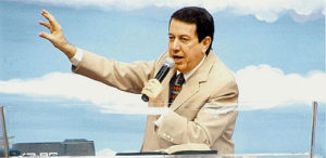 O líder da Igreja Internacional da Graça de Deus, R.R. Soares, durante culto em 2004