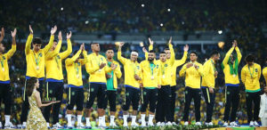 A seleção brasileira conquista ouro olímpico com vitória sobre a Alemanha no Maracanã. Neymar abriu o placar com um gol de falta no primeiro tempo da partida