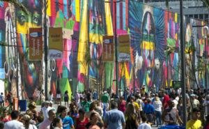 Turistas e moradores do Rio caminham na região. Por Eduardo Knnap/Polhapress