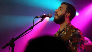 Alegria e voz contagiante do músico Chicão Castro