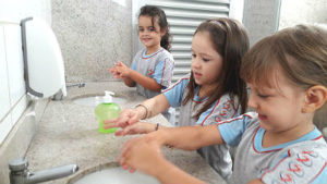Além de lavar sempre as mãos e usar o álcool gel, manter uma alimentação balanceada para aumentar a imunidade. (Foto; Divulgação)