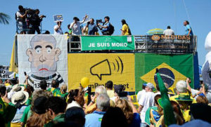 Manifestantes fazem ato a favor do impeachment da presidenta afastada Dilma Rousseff, contra a corrupção e em apoio à operação Lava Jato, na praia de CopacabanaTânia Rêgo/Agência Brasil