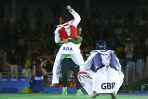 Rio de Janeiro – Britânico chegou a abrir vantagem, mas atleta brasileiro virou no terceiro round e venceu por 5 pontos a 4