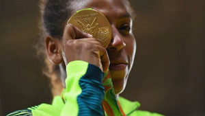 Rafaela Silva não segurou as lágrimas ao ouvir o hino nacional brasileiro no lugar mais alto