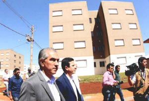 Governador Reinaldo Azambuja e ministro das Cidades, Bruno Araújo, visitam conjunto de apartamentos inaugurado nessa terça-feira