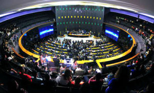 A votação do projeto foi questionada desde o início da sessão que aprovou a Medida Provisória 734/16