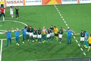  Jogadores da seleção brasileira de futebol de cinco comemoram quarta medalha consecutiva d
