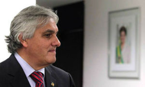 A defesa quer a regra usada em benfício de Dilma Rousseff também valha para Delcídio do Amaral