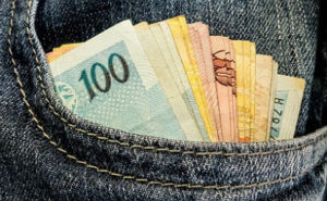 Um dos fatores é que o país está em plena recessão