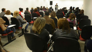 Entrega de kits aconteceu durante encontro no auditório do Paço Municipal (Foto: Renê Marcio Carneiro)