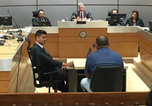 Ronan Feitosa, de costas, em interrogatório no Tribunal de Justiça (Foto: Gabriela Pavão/ G1 MS)