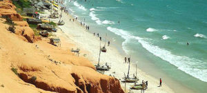 A praia "central" de Canoa é repleta de barracas gigantescas com estrutura similar às de Fortaleza