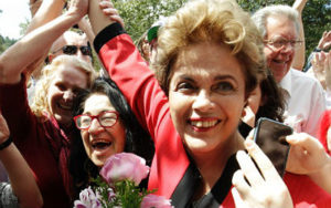 Dilma Rousseff foi recepcionada por militantes com flores em escola de Porto Alegre