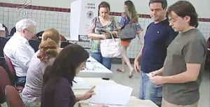 Os eleitores podem votar até as 17 horas