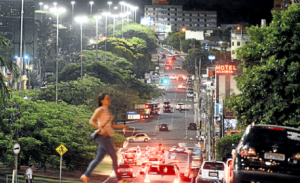 Luminárias de led possibilitam maior iluminação que as lâmpadas anteriores; avenida Afonso Pena a noite 