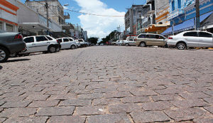 O projeto-piloto prevê pavimentar alamedas da cidade com lajotas fabricadas com o rejeito