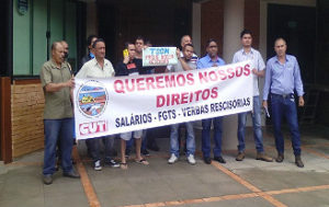 Trabalhadores fizeram um protesto hoje pela manhã em frente a  TSCM