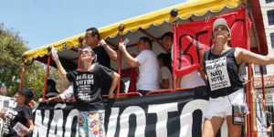 Integrantes do Movimento Crítica Radical fazem campanha por voto nulo em Fortaleza