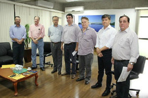 Presidente da Assomasul, Juvenal Neto (esq) durante reunião com os secretários de governo