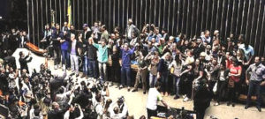 Manifestantes de extrema-direita, em defesa de bandeiras como a intervenção militar